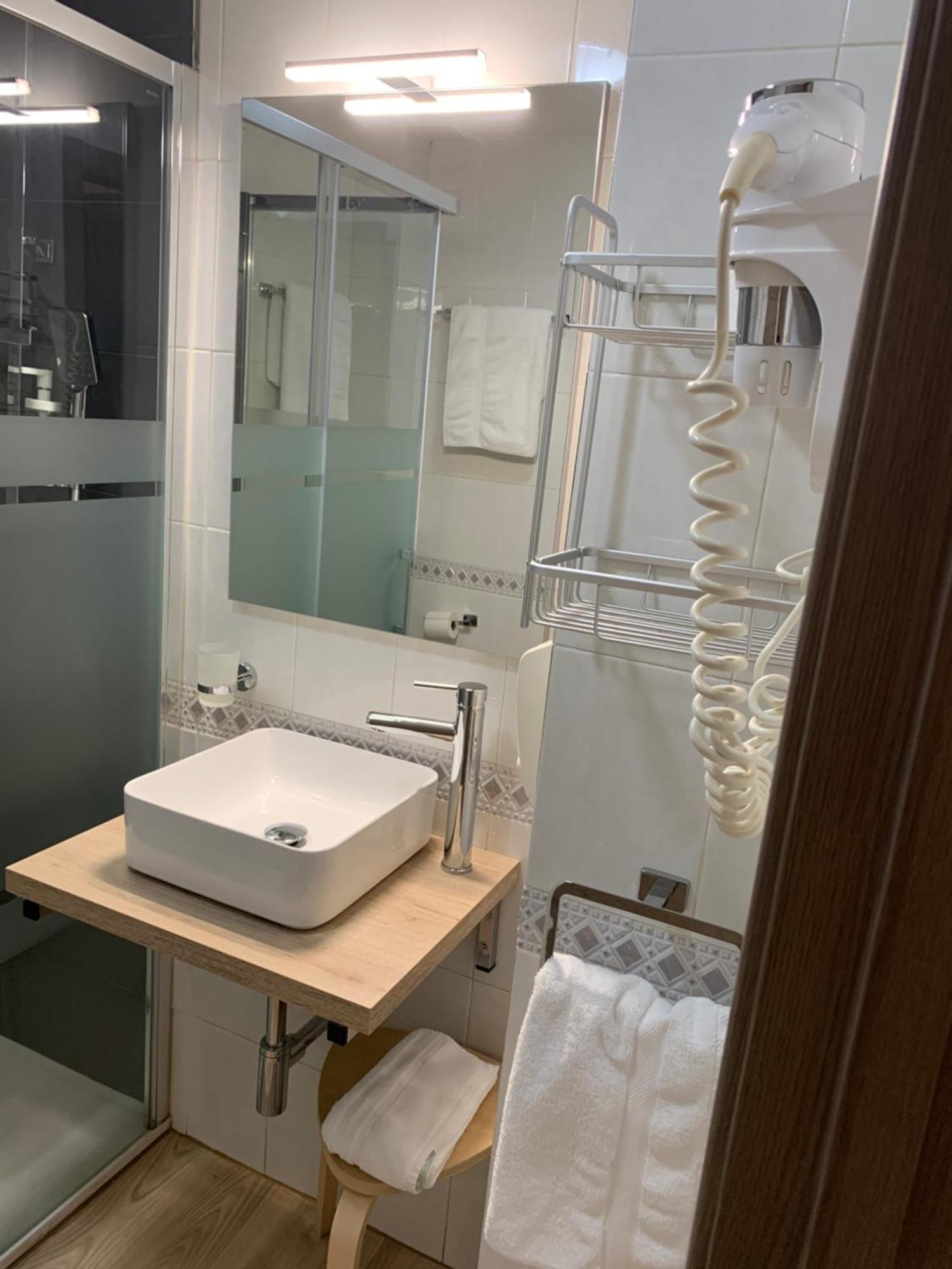Hostal El Rocio Paracuellos de Jarama Dış mekan fotoğraf